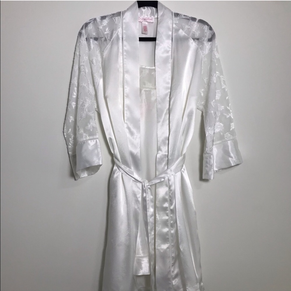 Oscar de la Renta White Satin Robe Chemise Set